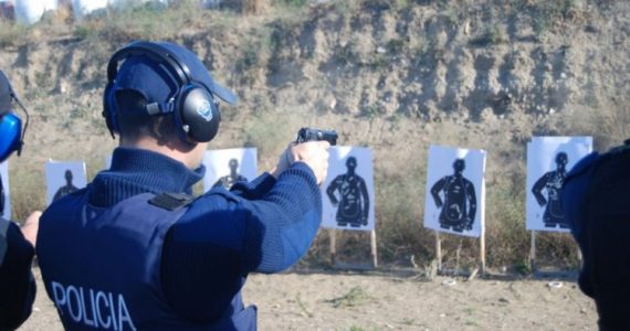 Policía herido en una pierna