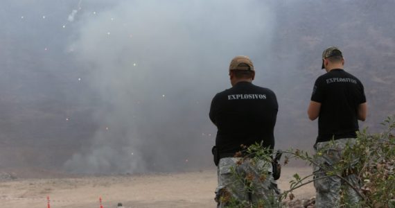 Procedimiento. Luego del secuestro, la pirotecnia es quemada. Prensa Gobierno de Mendoza