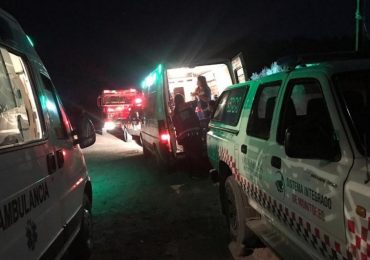 Desesperado rescate de dos hombres atrapados por la crecida del río en San Carlos