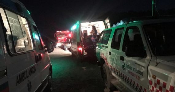 Desesperado rescate de dos hombres atrapados por la crecida del río en San Carlos