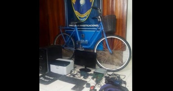 El botín estaba escondido bajo las escaleras.