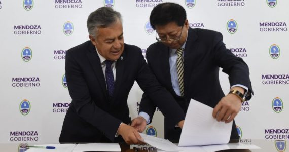 El Gobernador firmó un convenio con el vicegobernador de Qinghai que permitirá la concreción de diferentes proyectos en la provincia.