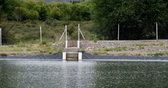 Se trata de la impermeabilización y presurización de los sistemas de riego Arroyo Villegas-Canal La Pampa. Inversión total de $85 millones.