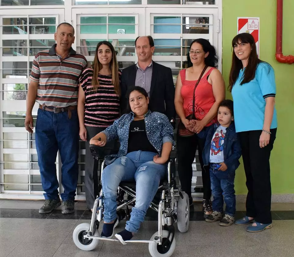 CANDELA SANDOVAL YA CUENTA CON SU SILLA DE RUEDAS MOTORIZADA.