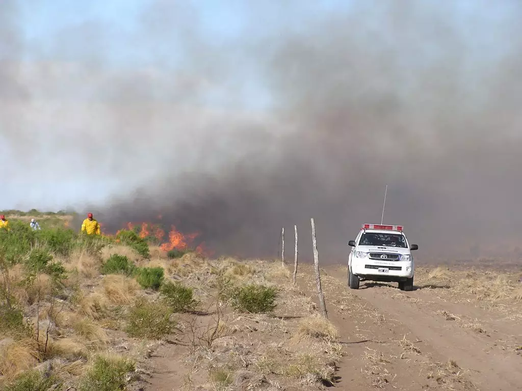 Continúan los trabajos para controlar el fuego en General Alvear