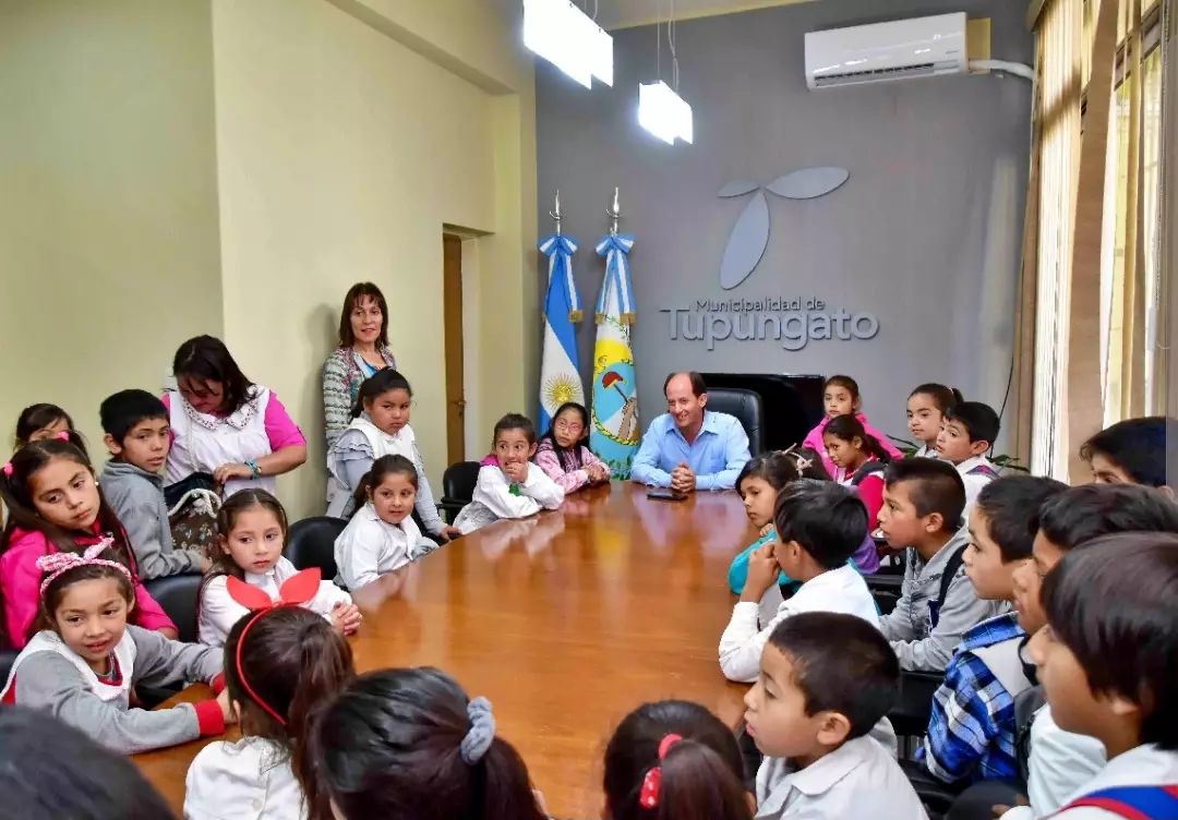 Alumnos de la Escuela Tomas Silvestre visitaron el palacio Municipal
