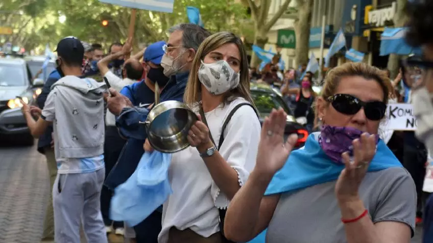 Preparan una marcha contra el Gobierno por el vacunatorio VIP
